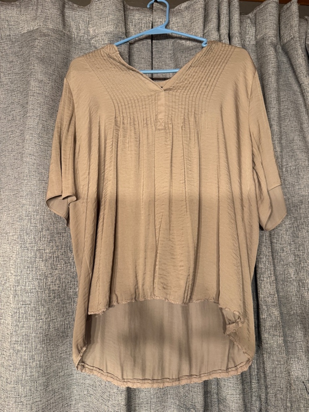 3/$30! 🛍️ a.n.a Taupe V-Neck Pintuck Hi-Low Tunic